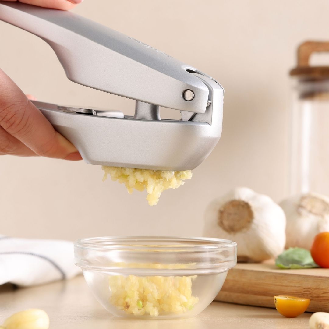 susi Zyliss Susi 3 Garlic Press - Effortless Garlic Crushing