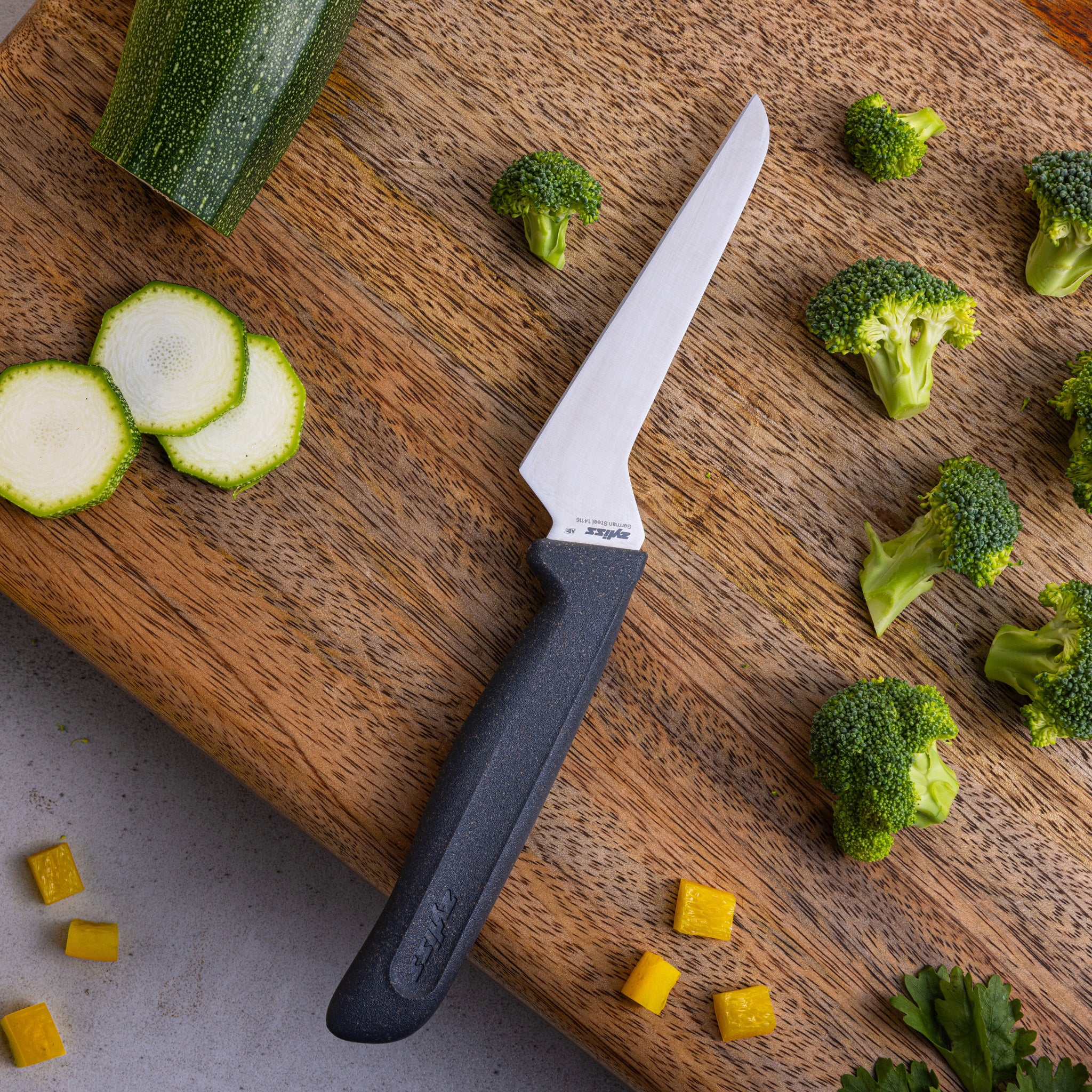 Zyliss Offset Knife – Ergonomically Designed for Precision Cutting